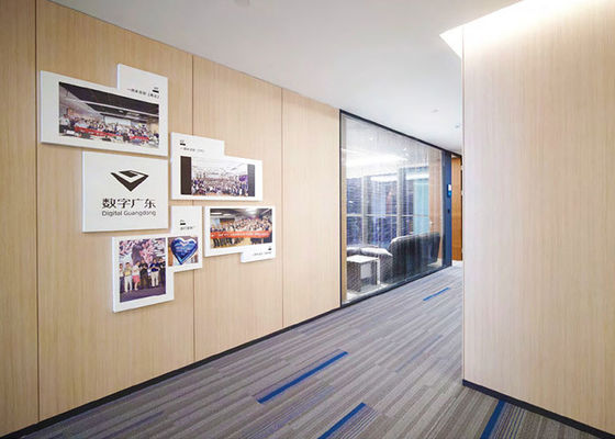 मेलामाइन दरवाजे के साथ ठोस विभाजन दीवार बोर्ड स्टील दरवाजे कार्यालय क्षेत्र के लिए ग्लास दीवार विभाजन